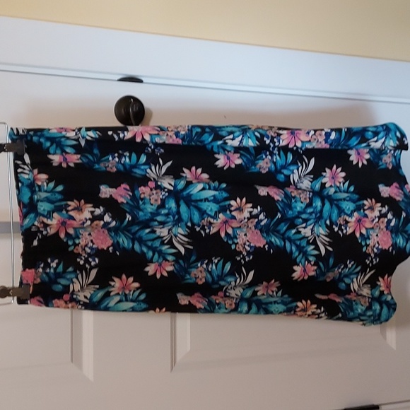 Black with Tropical Print Tea Length Ruffle Accent in Front w/ Tie Skirt Size M - Picture 4 of 6
